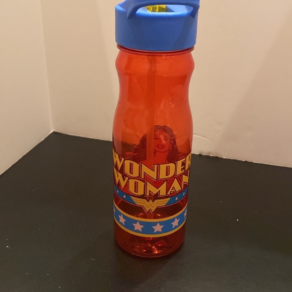 Wonder Woman plastic reusable sip top water bottle with carry handle 25oz - Picture 3 of 9